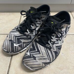 Nike Free 5.0 TR fit running shoe black and white womens size 9.5